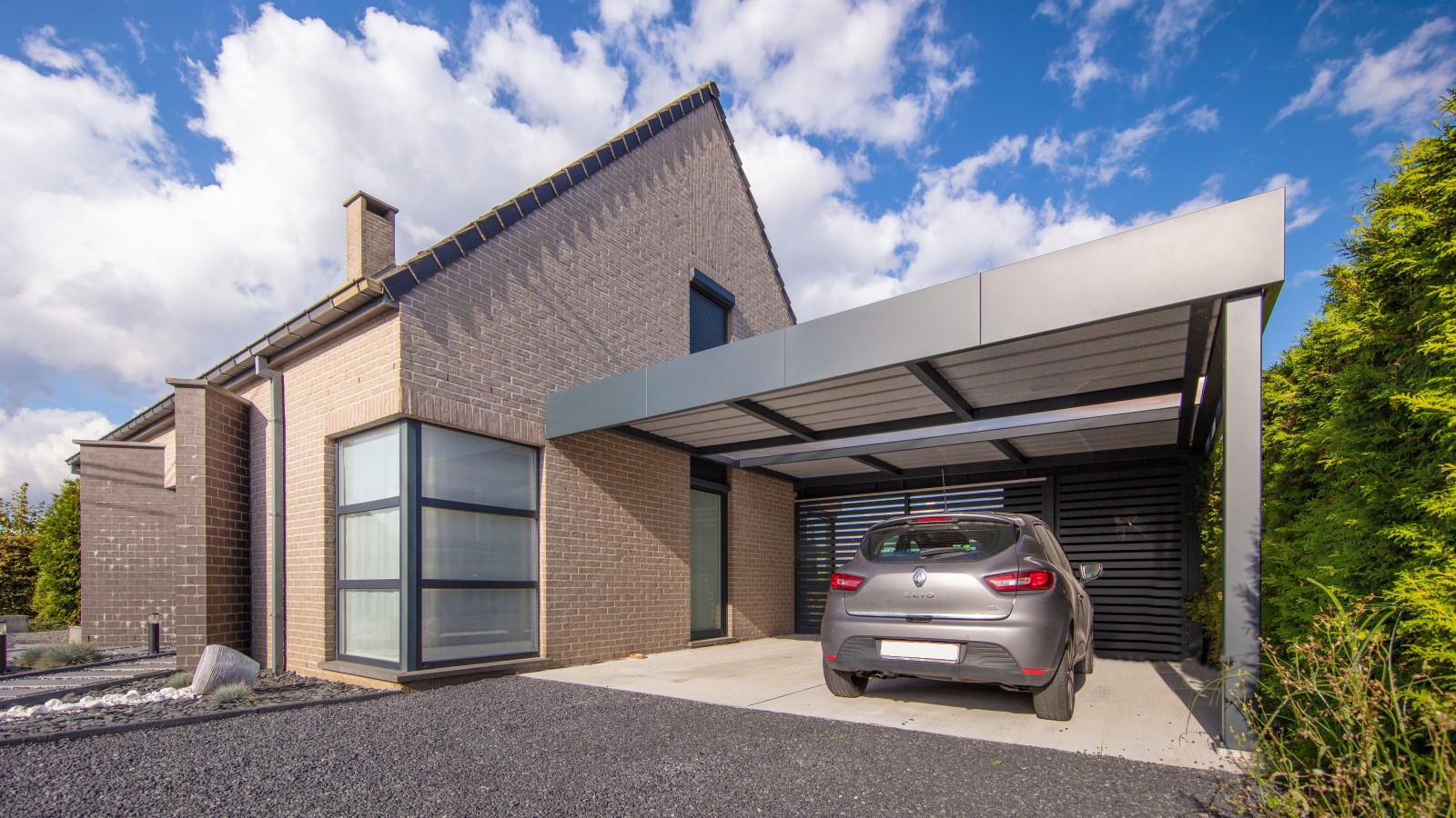 Comparaison entre carport et porte de garage Komilfo